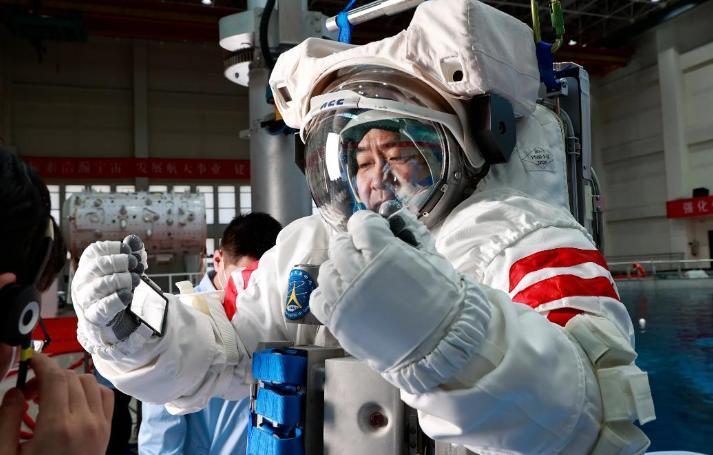 SpaceX星链卫星降轨行动_外国讽刺中国空间站_中国空间站安全威胁