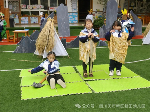 聚焦幼儿表演游戏主题选择与实施_幼儿表演游戏实施策略_幼儿园游戏专题总结