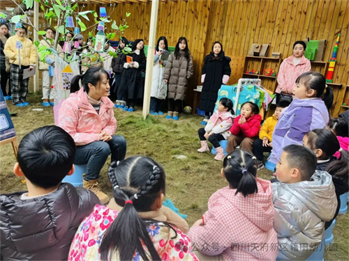 聚焦幼儿表演游戏主题选择与实施_幼儿园游戏专题总结_幼儿表演游戏实施策略